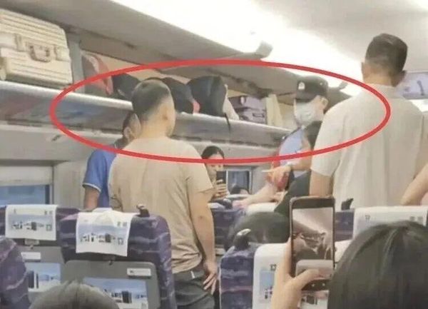 ▲▼噁男高鐵上親吻撫摸8歲小女孩。（圖／翻攝瀟湘晨報）