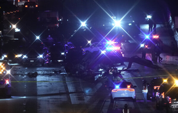 ▲▼ 美國加州沙加緬度一架醫療救護直升機6日晚間在高速公路上墜毀。（圖／達志影像／美聯社）