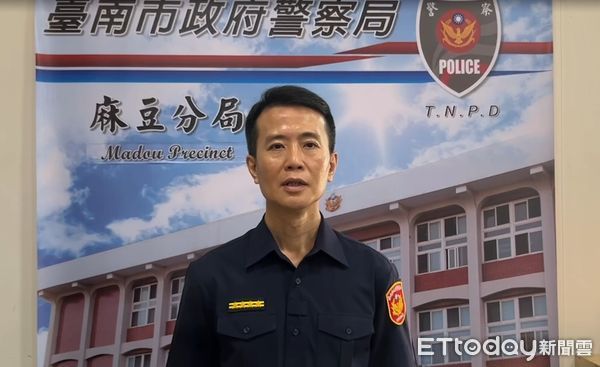 ▲台南麻豆區地藏庵過斜坡附近道路4日發生死亡交通事故，26歲吳姓騎士送醫後不治，肇事夫妻供詞前後不一，丈夫自首為當日駕車撞人，警方將夫妻2人送辦。（圖／記者林東良翻攝，下同）