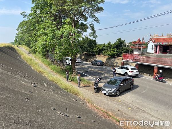 ▲台南麻豆區地藏庵過斜坡附近道路4日發生死亡交通事故，26歲吳姓騎士送醫後不治，肇事夫妻供詞前後不一，丈夫自首為當日駕車撞人，警方將夫妻2人送辦。（圖／記者林東良翻攝，下同）