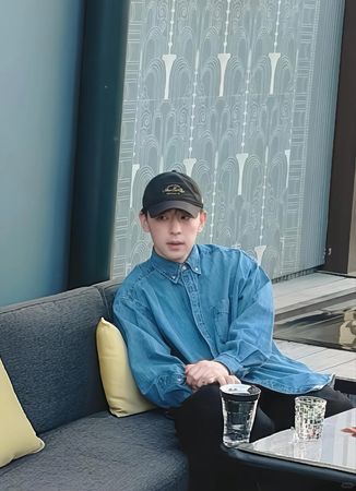 ▲▼鄧倫出現了！咖啡廳擦身帥哥竟是本人。（圖／翻攝自微博、小紅書）