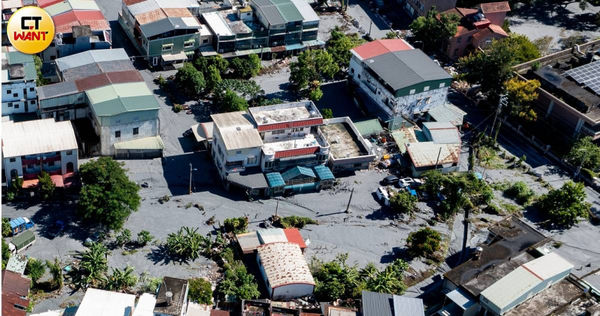 花蓮縣光復鄉馬太鞍溪9月23日溢流，釀成18死、6人失蹤的慘案，透過空拍機俯瞰，將近三分之二的光復鄉深深地被泥土掩埋。（圖／黃耀徵攝）