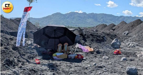馬太鞍溪堰塞湖釀成6人失蹤，家屬傷心在林姓夫妻的工寮旁招魂，希望早日找到人。（圖／林冠吟攝）