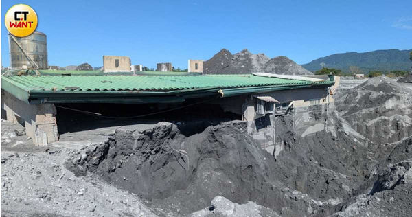 佛祖街災情最為慘重，泥沙直接將房屋灌滿，僅剩屋頂可見。（圖／林冠吟攝）