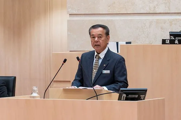 南城市長古謝景春被爆出性騷，但他堅持否認、拒絕下台，反而宣布解散議會。（翻攝自南城市役所臉書）