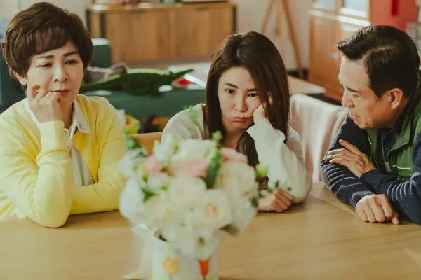 ▲《完全省錢戀愛手冊》(左起)王彩樺、郭書瑤、檢場一家都是省錢達人。（圖／中視提供）