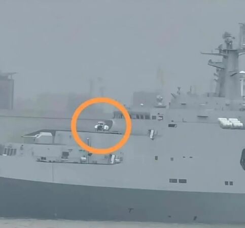 ▲▼LY-1「燎原-1」艦載激光武器被證實安裝在071型綜合登陸艦「四明山號」前甲板76毫米主炮後方。(圖／翻攝自大陸網站)