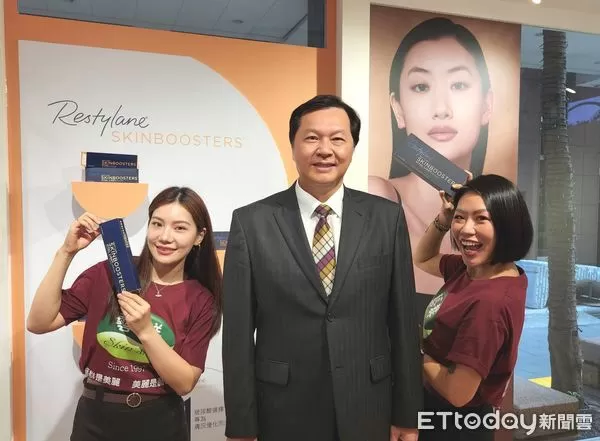 ▲藝群醫美集團進駐台北時裝週香堤大道「時尚小屋」，董事長王正坤醫師親率團隊現場與民眾互動，講解醫美原理與正確保養觀念。（圖／記者林東良翻攝，下同）