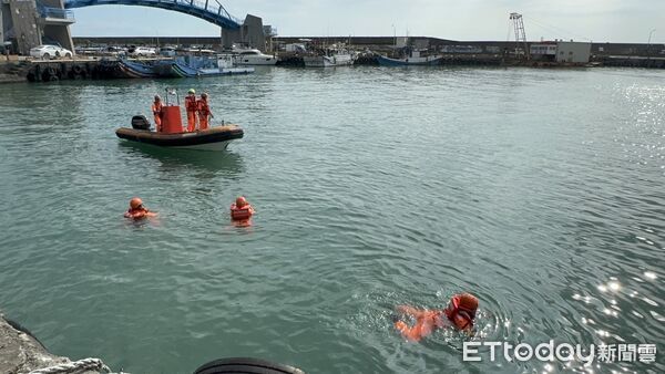 ▲屏東枋寮漁港發生連人帶車落海事件，駕駛送醫不治。（圖／記者陳崑福翻攝，下同）