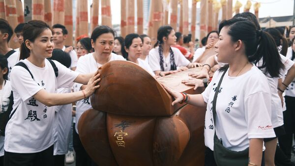 ▲摸棺發財。（圖／三立提供）