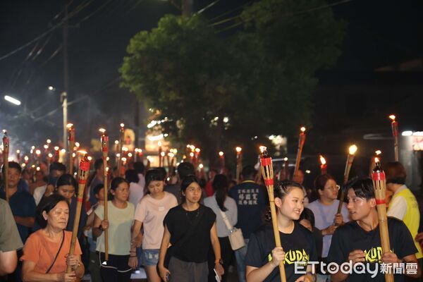 ▲縣長張麗善頒發民俗登錄證書給水汴頭崇賢寺主任委員蕭明賢。（圖／記者游瓊華翻攝）