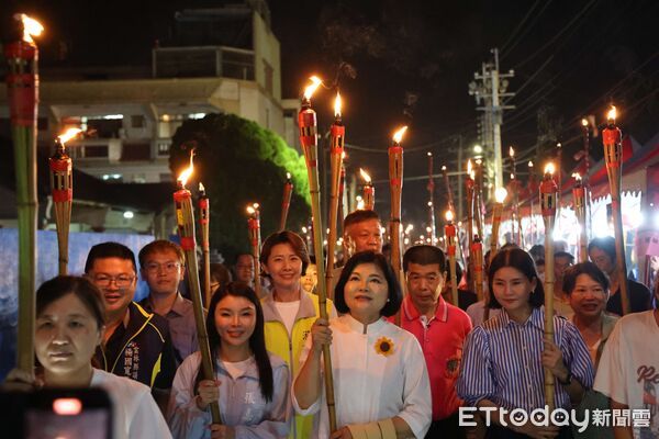 ▲縣長張麗善頒發民俗登錄證書給水汴頭崇賢寺主任委員蕭明賢。（圖／記者游瓊華翻攝）