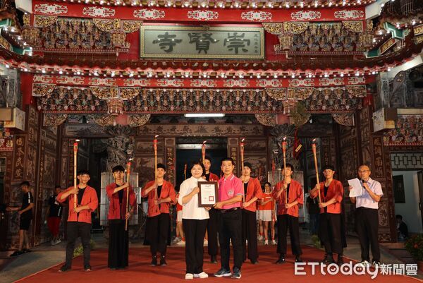 ▲縣長張麗善頒發民俗登錄證書給水汴頭崇賢寺主任委員蕭明賢。（圖／記者游瓊華翻攝）