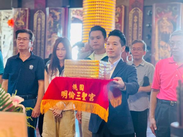 ▲▼總統府副秘書長何志偉日前至桃園明倫三聖宮參與中醫義診活動。（圖／翻攝自Facebook／何志偉）