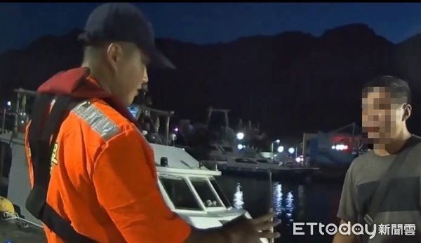 ▲2通緝犯搭船釣魚、旅遊　被岸巡「釣」回法辦。（圖／記者郭世賢翻攝）