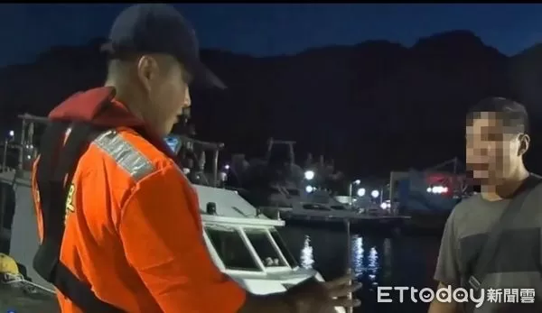▲2通緝犯搭船釣魚、旅遊　被岸巡「釣」回法辦。（圖／記者郭世賢翻攝）