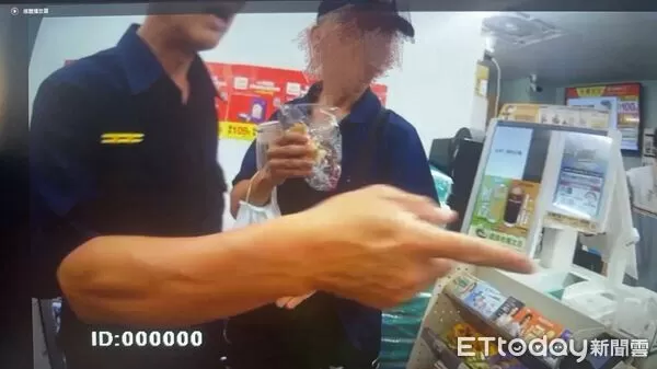 ▲▼金門縣警察局金湖分局展現「警民合作」力量，成功攔阻一名50歲辛姓男子購買三萬元遊戲點數，使其免於落入「愛情詐騙」的陷阱。（圖／鄭逢時翻攝）