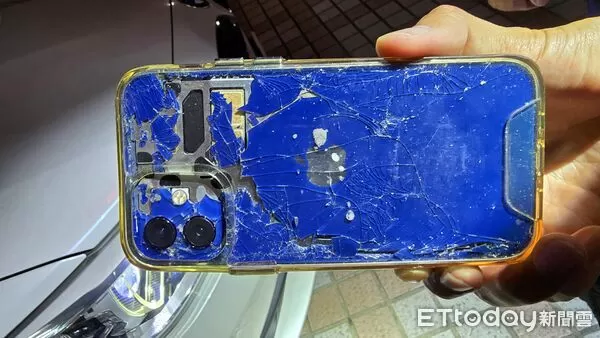 ▲▼             嘉義有住戶爭吵時瘋狂往大樓外丟擲物品，其中一台手機還剛好卡在轎車的車頭燈裡。（圖／記者翁伊森翻攝，下同）