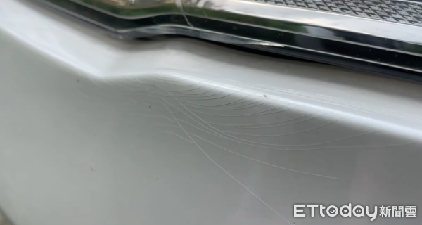 ▲▼             嘉義有住戶爭吵時瘋狂往大樓外丟擲物品，其中一台手機還剛好卡在轎車的車頭燈裡。（圖／記者翁伊森翻攝，下同）