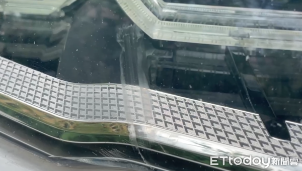 ▲▼             嘉義有住戶爭吵時瘋狂往大樓外丟擲物品，其中一台手機還剛好卡在轎車的車頭燈裡。（圖／記者翁伊森翻攝，下同）