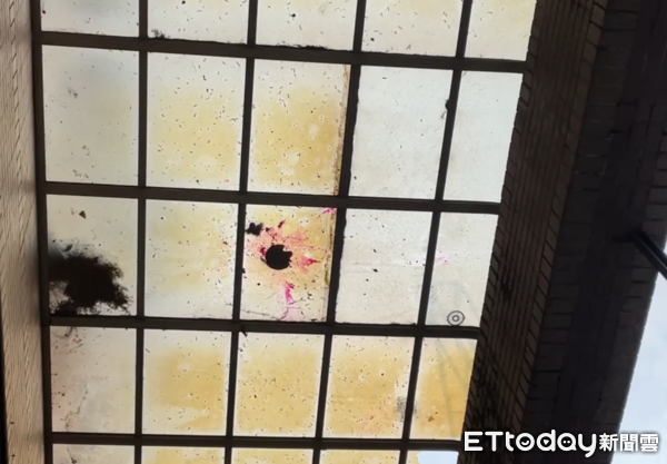 ▲▼             嘉義有住戶爭吵時瘋狂往大樓外丟擲物品，其中一台手機還剛好卡在轎車的車頭燈裡。（圖／記者翁伊森翻攝，下同）