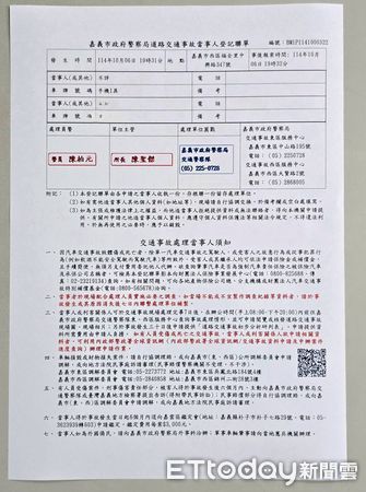 ▲▼ 嘉義有住戶爭吵時瘋狂往大樓外丟擲物品，其中一台手機還剛好卡在轎車的車頭燈裡。（圖／記者翁伊森翻攝，下同）