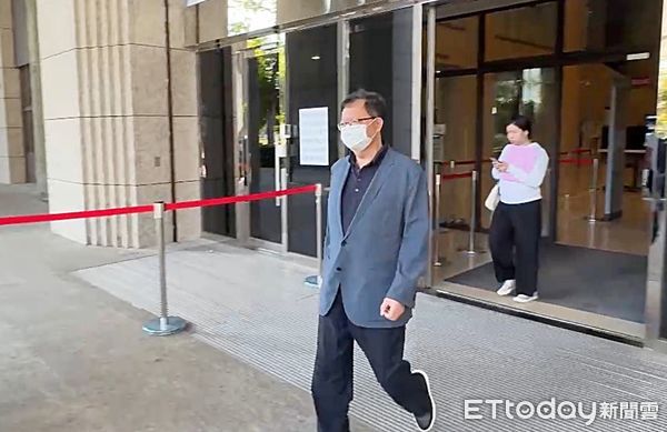 ▲前海基會董事長鄭文燦涉貪案，今天下午出庭後，面對媒體詢問對本案有無信心時仍然未發一語上車。（圖／記者沈繼昌攝）
