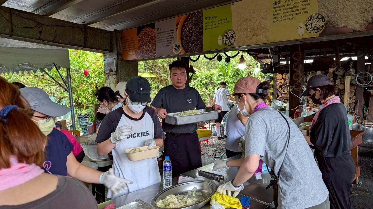 ▲▼   陳布朗進花蓮災區義煮。（圖／讀者提供）