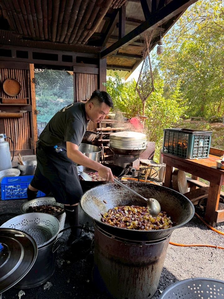 ▲▼   陳布朗進花蓮災區義煮。（圖／讀者提供）