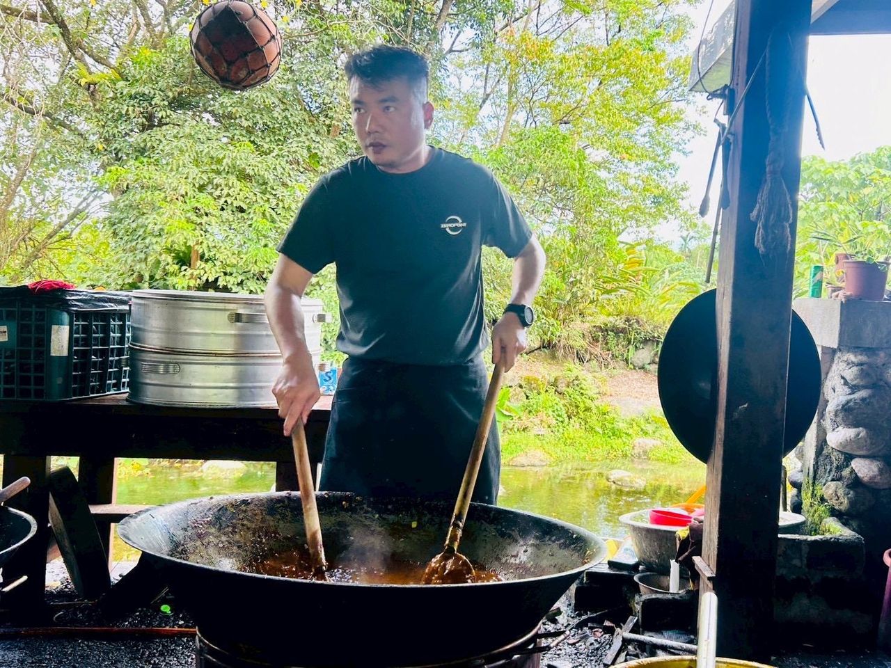 ▲▼   陳布朗進花蓮災區義煮。（圖／讀者提供）