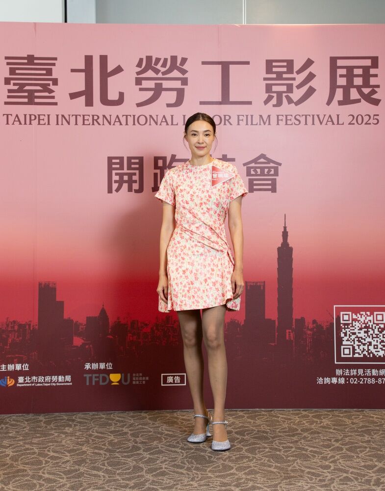 ▲曾珮瑜擔任勞動影像嘉年華代言人，由左至右：導演李依靜、導演賀云蓁、製片舒偉傑、導演黃悅玲、評審鄭怡雯、曾珮瑜代言人、副局長江明志、導演朱彥銘、評審李宜珊、剪輯何大貳、企編姜淑錦、製作人陳傳惠。（圖／電影戲劇業職業工會）