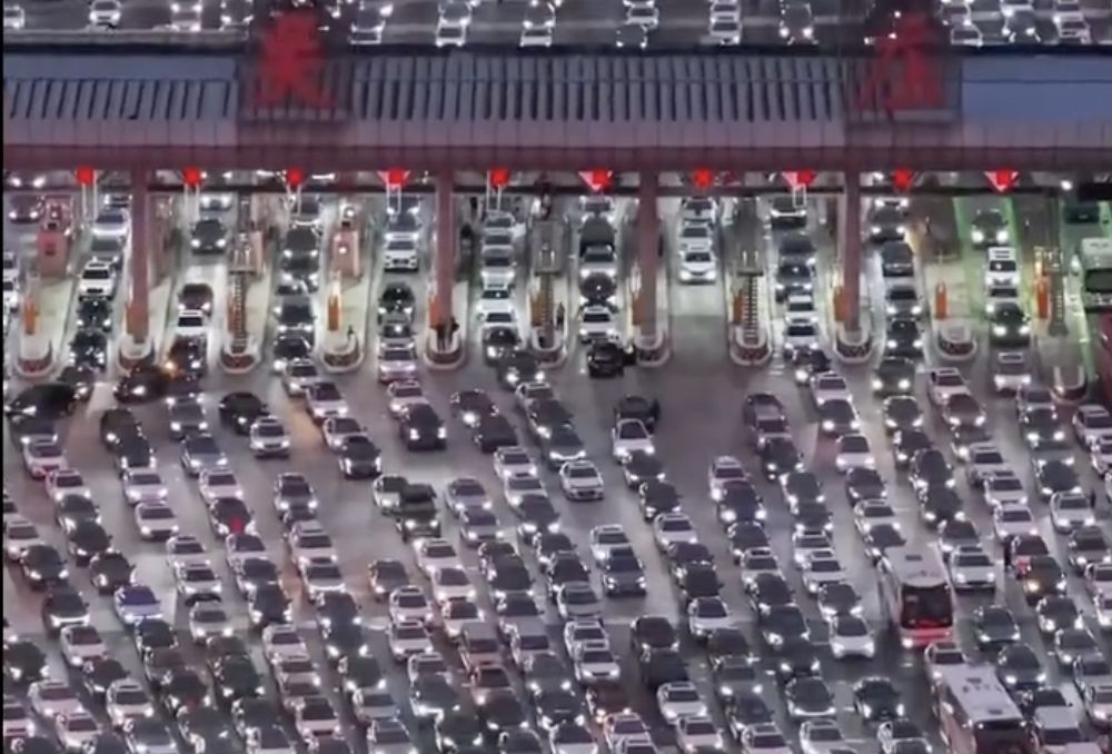 ▲大陸最大的吳莊收費站，36線車道全塞滿。（圖／翻攝微博）