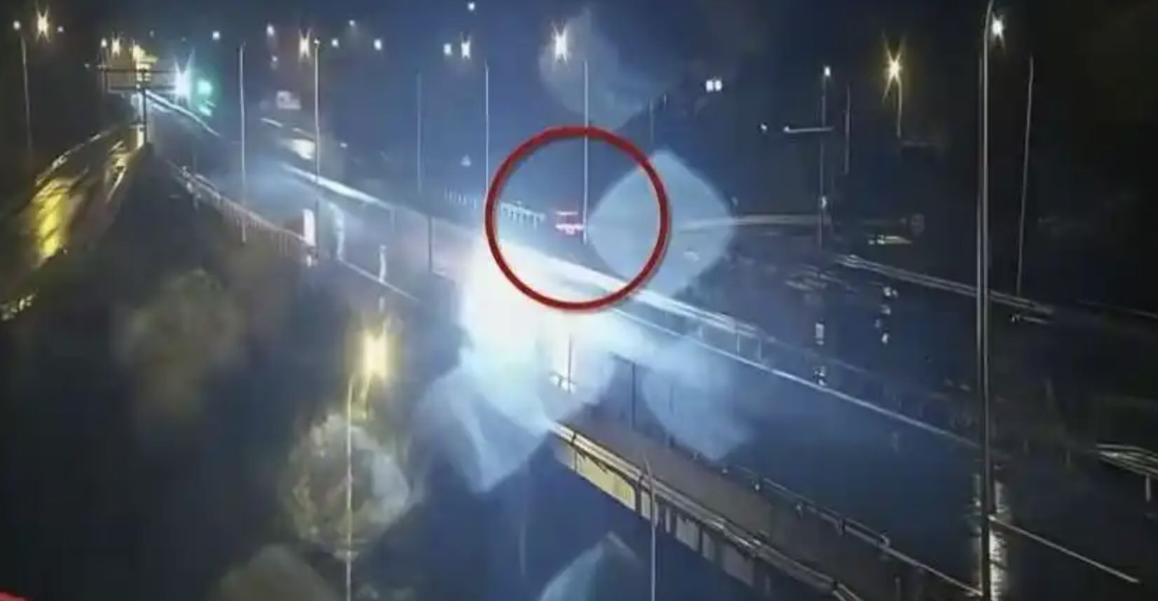 ▲大陸一名男子酒醉上路，利用智慧駕駛功能開了20公里後睡倒在高速公路上。（圖／翻攝央視）