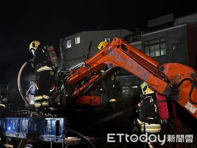 怪手暗夜竄火延燒貨車！ 車主拿水管拚命灌救...驚險畫面曝