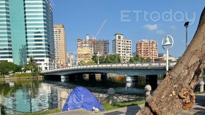 快訊／民眾愛河邊散步驚見女子「浮沈漂流」　拉上岸已死亡