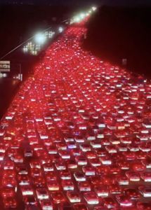 陸最大收費站「36線車道」全塞滿　返鄉車潮尾燈照成「流動星河」