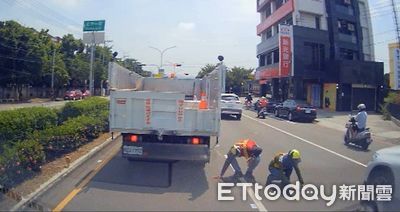 台中街頭下鈔票雨!橘衣英雄撿5.9萬送派出所 失主又驚又喜