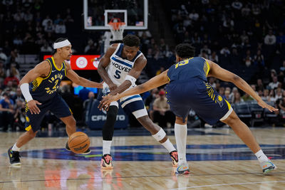 溜馬後衛萊特與灰狼球員相撞「臉部見血」　倒地數分鐘後退場