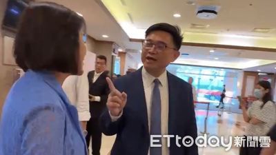 高市長前哨戰火辣上演!賴瑞隆「突襲堵人」柯志恩 交鋒畫面曝