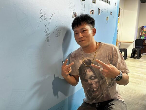 ▲草爺哀悼顏正國。（圖／翻攝自草爺臉書）