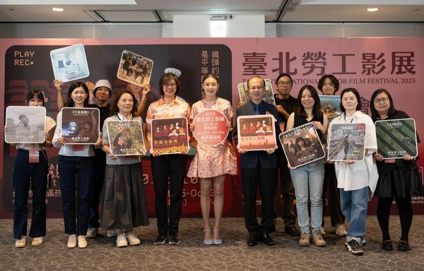 ▲曾珮瑜擔任勞動影像嘉年華代言人，由左至右：導演李依靜、導演賀云蓁、製片舒偉傑、導演黃悅玲、評審鄭怡雯、曾珮瑜代言人、副局長江明志、導演朱彥銘、評審李宜珊、剪輯何大貳、企編姜淑錦、製作人陳傳惠。（圖／電影戲劇業職業工會）