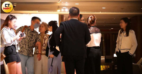 我愛紅娘1／張家瑋相親花襯衫男　長輩急牽線上演「摟腰教學」