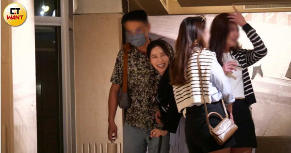 我愛紅娘1／張家瑋相親花襯衫男　長輩急牽線上演「摟腰教學」