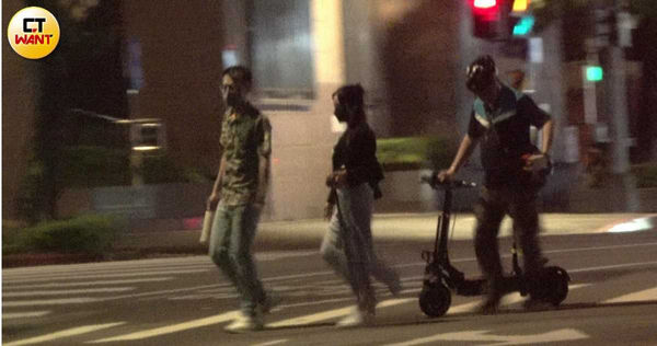 我愛紅娘1／張家瑋相親花襯衫男　長輩急牽線上演「摟腰教學」