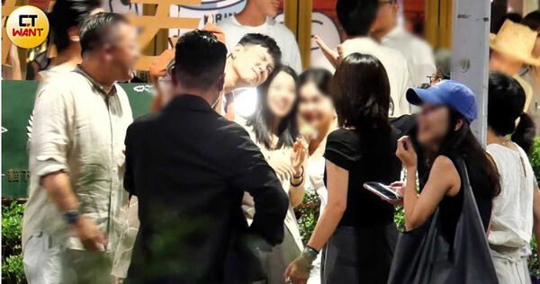 換帖兄弟情1／獨家直擊柯家洋結婚派對　王大陸女友在場照樣逗妹　柯震東喝掛癱軟被抬出