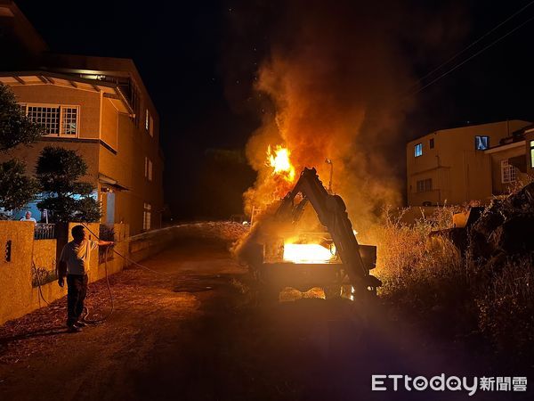 ▲苗栗市昨晚發生怪手和貨車火警案，救災人車抵達時，車主拿水管拚命灌救，可惜難以壓制火勢，所幸無人受傷。（圖／記者楊永盛翻攝）
