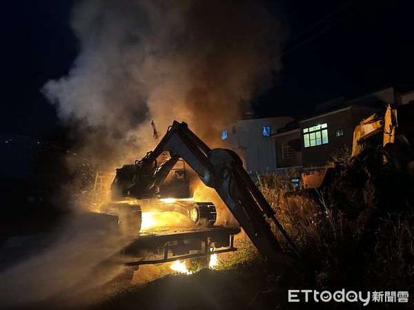 ▲苗栗市昨晚發生怪手和貨車火警案，救災人車抵達時，車主拿水管拚命灌救，可惜難以壓制火勢，所幸無人受傷。（圖／記者楊永盛翻攝）