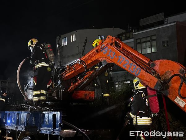 ▲苗栗市昨晚發生怪手和貨車火警案，救災人車抵達時，車主拿水管拚命灌救，可惜難以壓制火勢，所幸無人受傷。（圖／記者楊永盛翻攝）