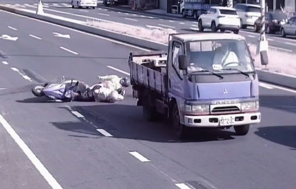 ▲老夫妻騎機車雙載遭肇逃小貨車擦撞受傷送醫。（圖／民眾提供）