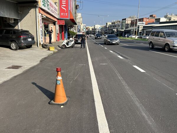 ▲老夫妻騎機車雙載遭肇逃小貨車擦撞受傷送醫。（圖／民眾提供）